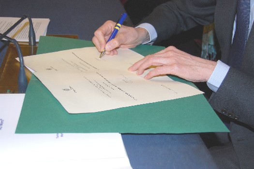 il Sindaco Fassino firma la Convenzione